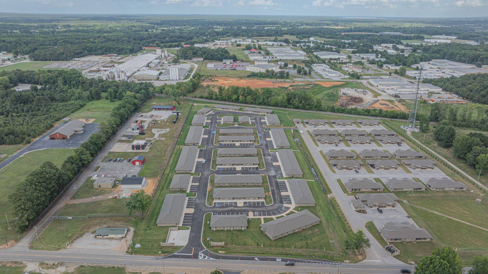 Aerial view of The Oaks on Chisholm apartments in Florence, Alabama